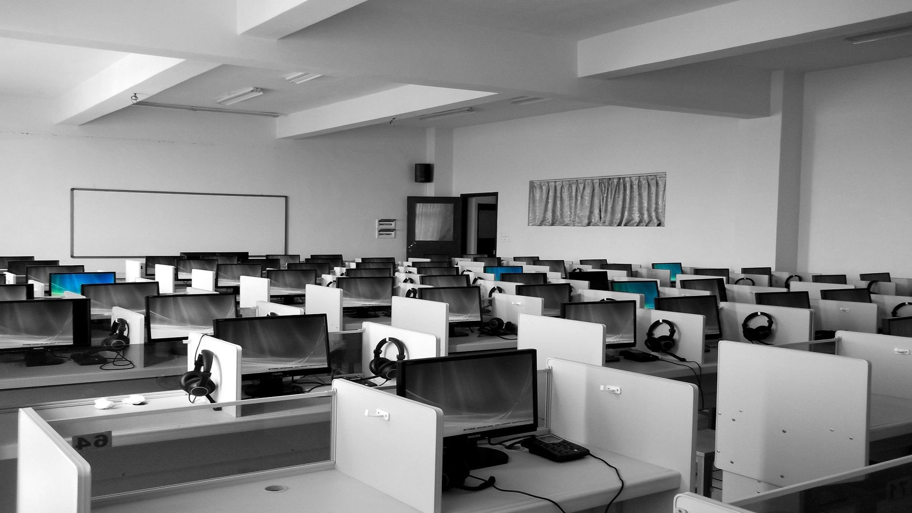 Arbejdspladser med computere på kontor