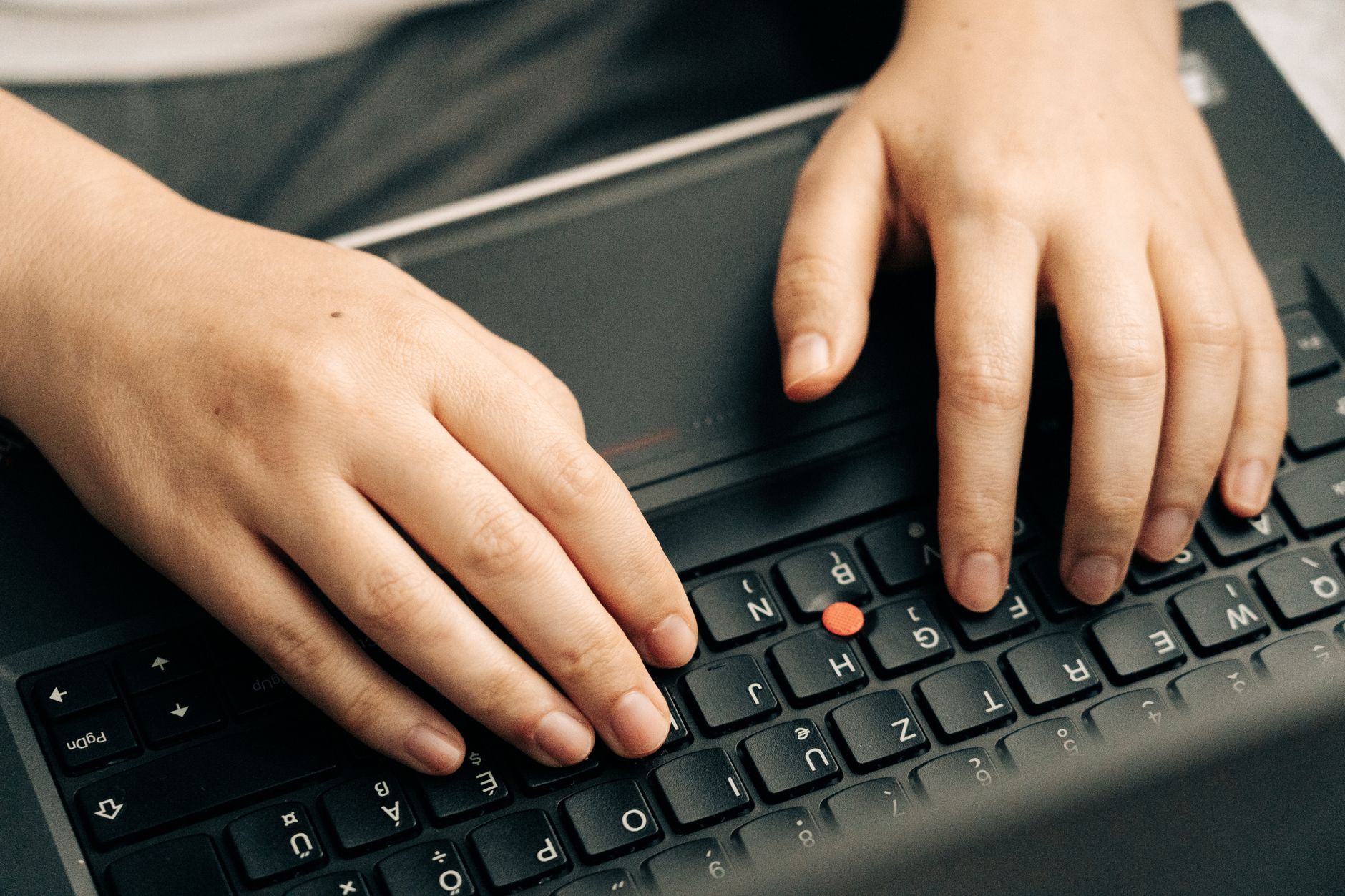 Person skriver på et tastatur